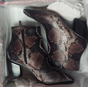Vince Camuto . Mauve multi snake skin solid heel .grip bottom side zipper closur